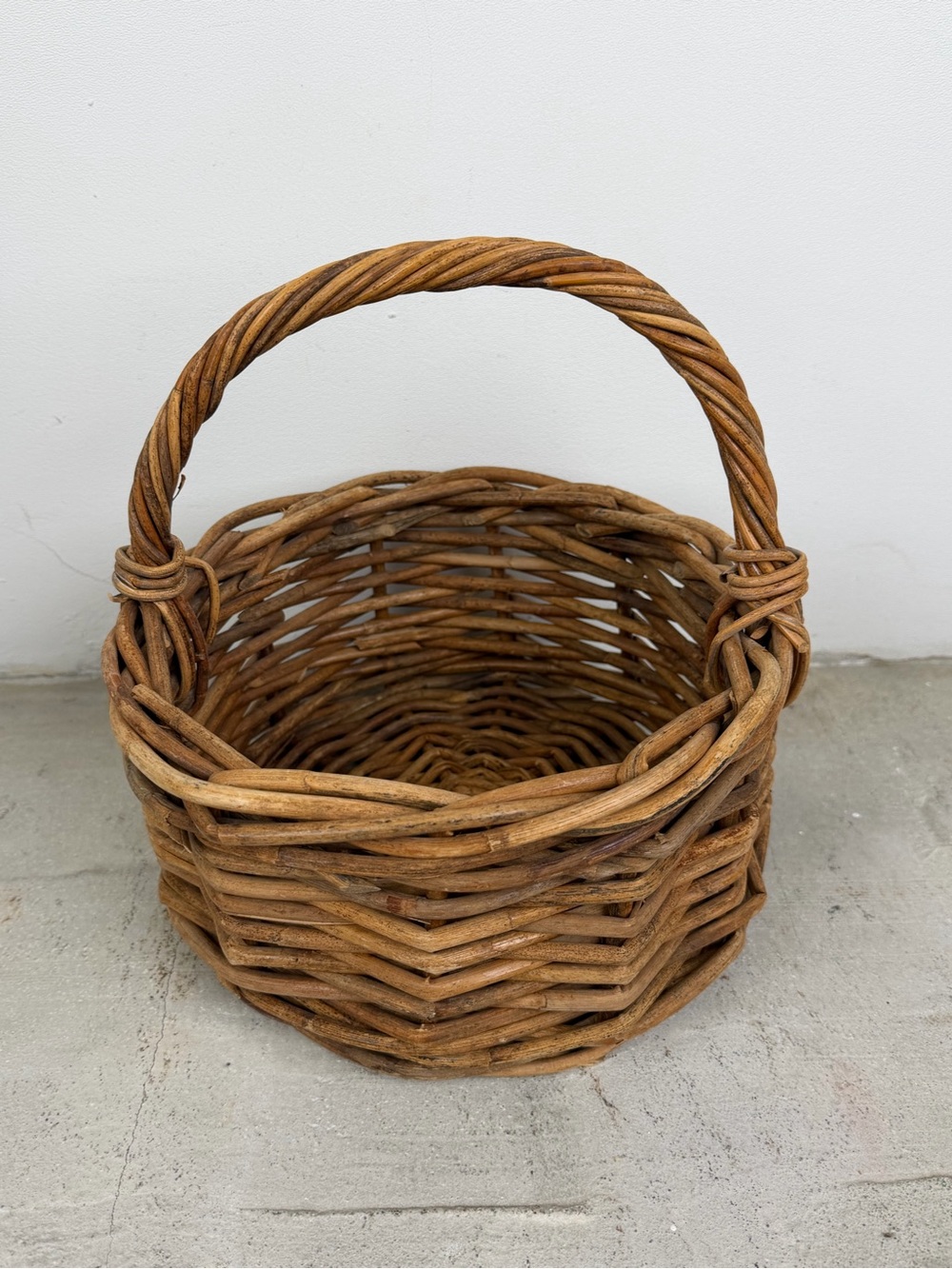 Rustic 1970’s Vintage Cottage Farmhouse Woven Wicker Basket Round Single Handle